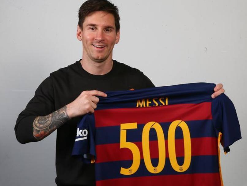 Terzo (78 voti) Lionel Messi qui con la maglia celebrativa delle 500 presenze nel Barcellona. Campione di Spagna e d&#39;Europa col Barcellona, capocannoniere di Champions alla pari con Cristiano Ronaldo e Neymar, 43 gol nella Liga 2014-15